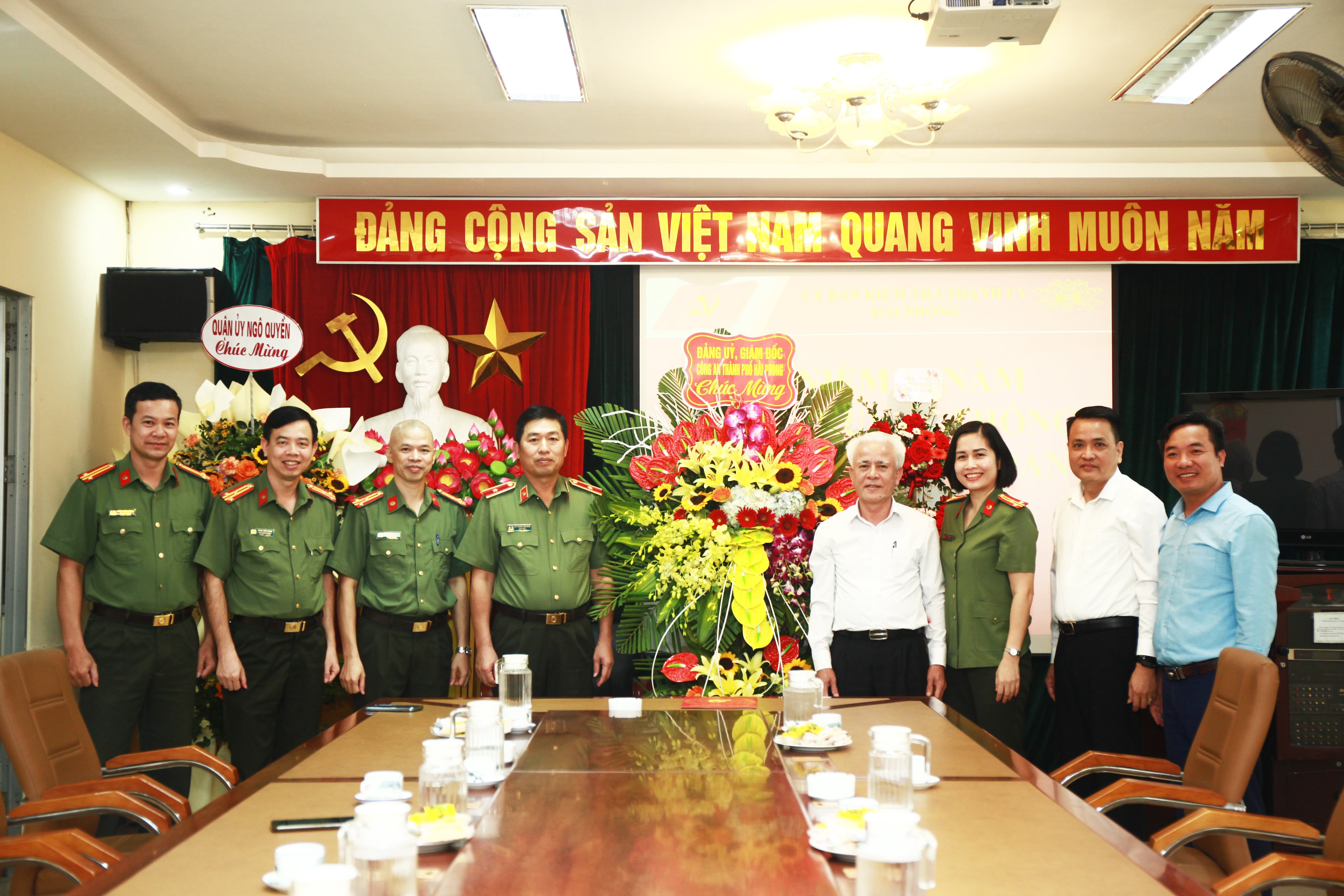 Giám đốc CATP chúc mừng Uỷ ban kiểm tra Thành ủy  thành phố Hải Phòng